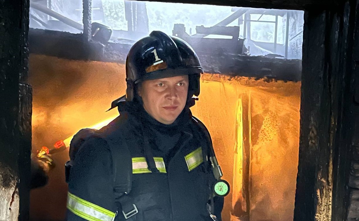 Появились фото с места пожара с пострадавшим в Южно-Сахалинске
