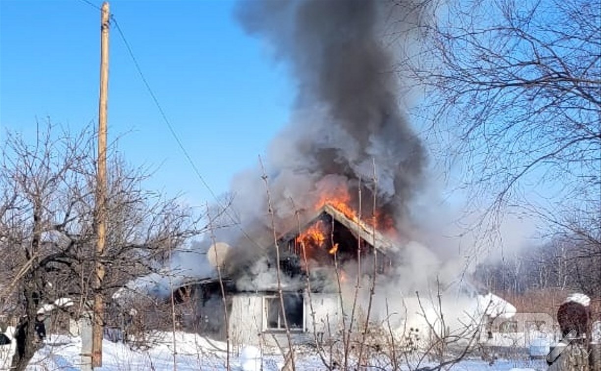 Огонь полностью охватил частный дом в Соколе