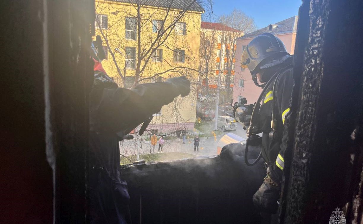 Сгорело два балкона: подробности пожара в многоэтажке в Южно-Сахалинске