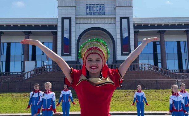 Юные сахалинские гимнастки устроили яркий флешмоб ко Дню России