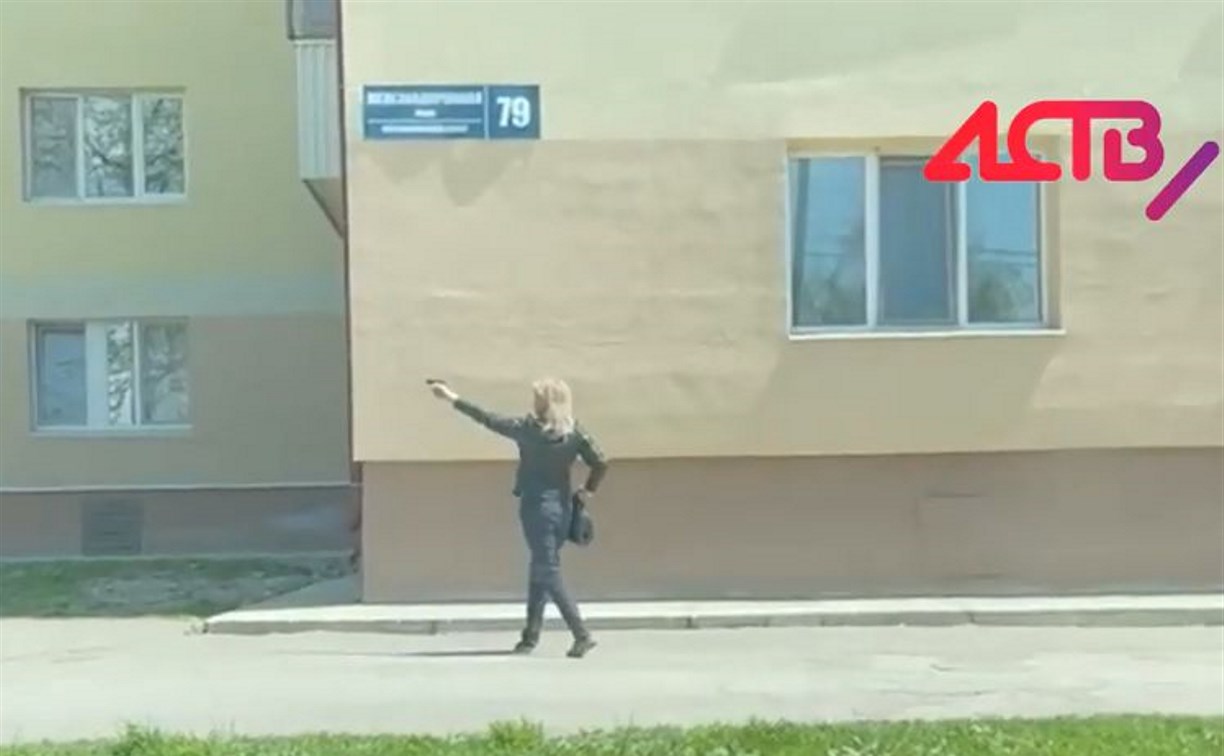 По Южно-Сахалинску ходит "неадекватная блондинка", размахивающая пистолетом