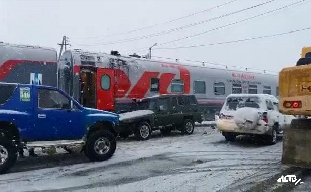 Внедорожник столкнулся с пассажирским поездом в Южно-Сахалинске