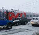 Внедорожник столкнулся с пассажирским поездом в Южно-Сахалинске
