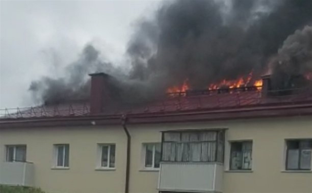 В Луговом горит крыша трёхэтажного дома