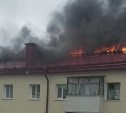 В Луговом горит крыша трёхэтажного дома