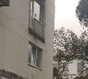 Штраф и 2 года условно: в Корсакове осудили виновника обрушения балкона с двумя женщинами
