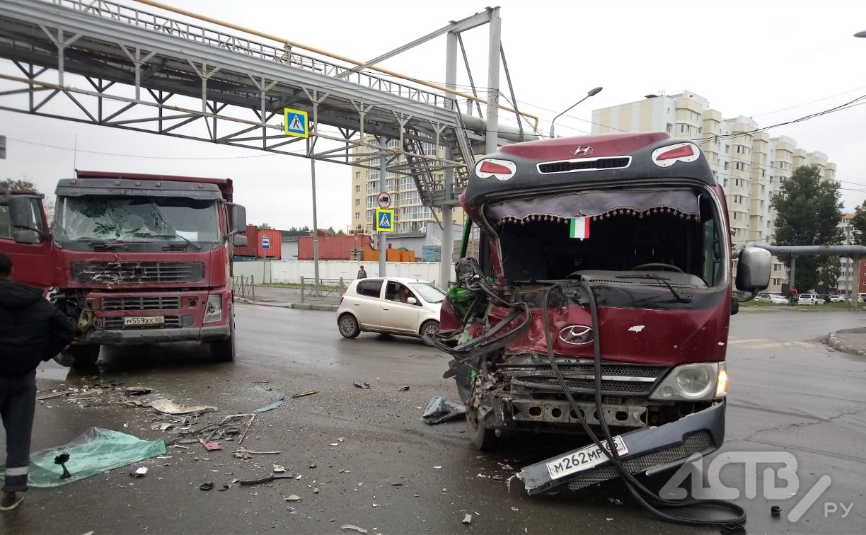 Самосвал и пассажирский автобус столкнулись на перекрёстке в Южно-Сахалинске