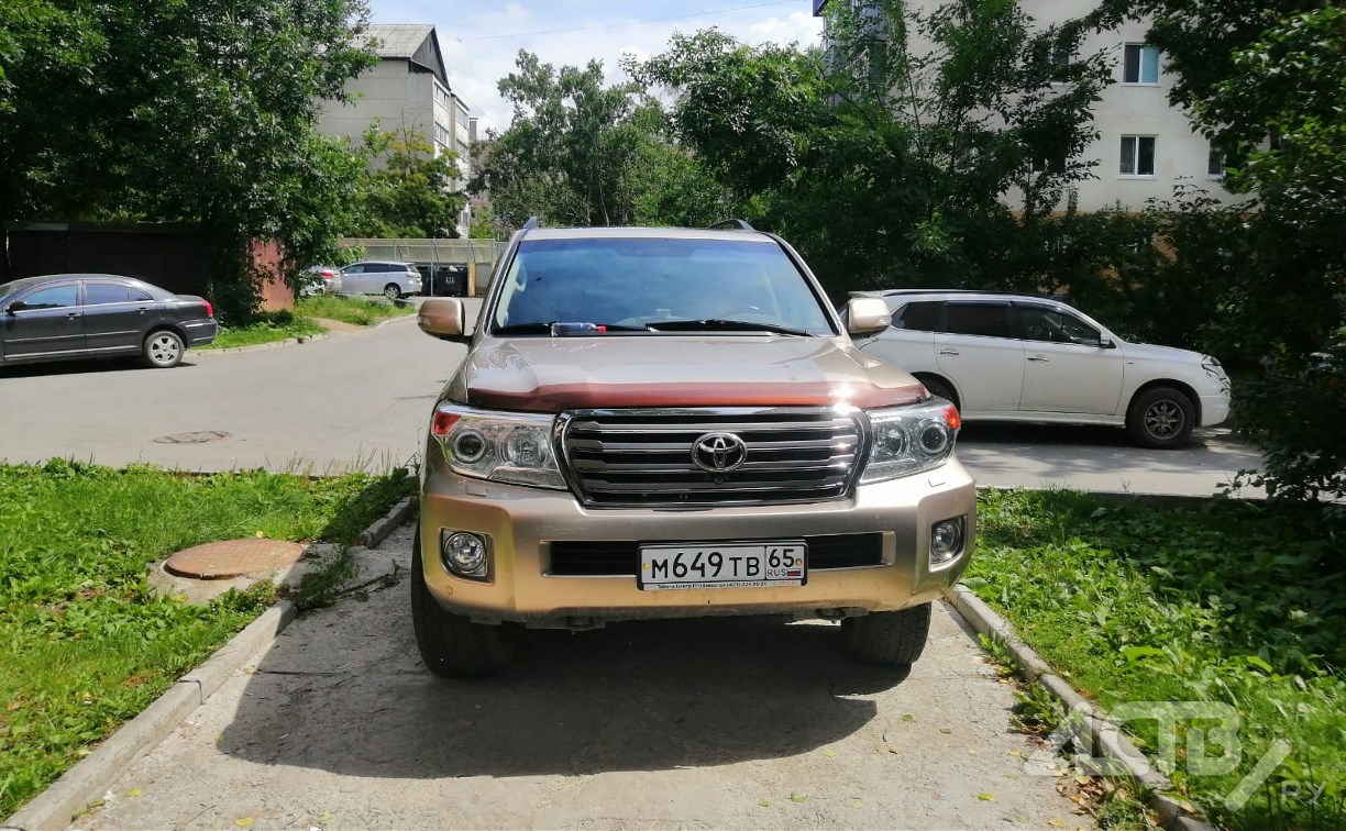 "Король парковки" оставил машину на тротуаре в Южно-Сахалинске