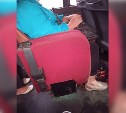 Пассажирам автобусов в Южно-Сахалинске мешают откидные кресла 