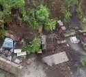 Подпорная стена свалилась на семь автомобилей во Владивостоке
