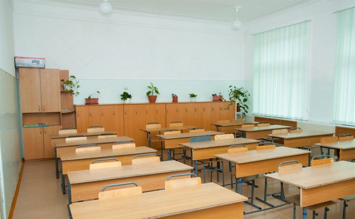Занятия в двух сменах отменены в школах Корсаковского района