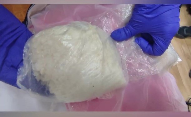 Полицейские обнародовали видео посылки с "синтетикой", найденной у сахалинца