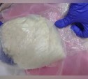 Полицейские обнародовали видео посылки с "синтетикой", найденной у сахалинца