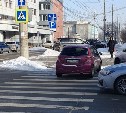 Дама на Toyota Vitz цвета фуксии припарковалась на "зебре" в Южно-Сахалинске и прикинулась невидимой 