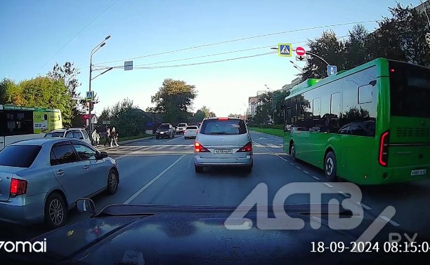 Водитель автобуса в Южно-Сахалинске промчался по "зебре" на красный сигнал светофора