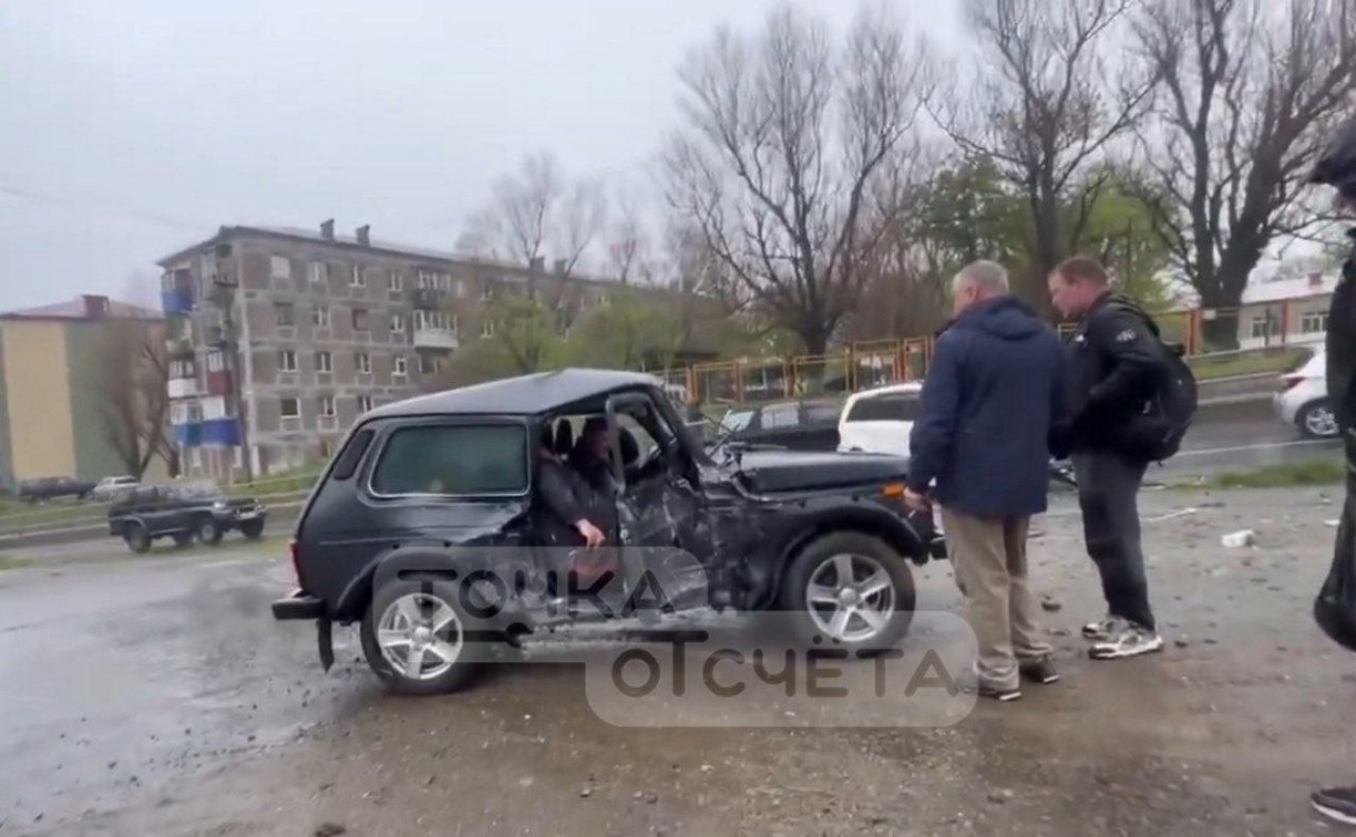 В Холмске "Ниву" отбросило на пешехода после жесткого ДТП 