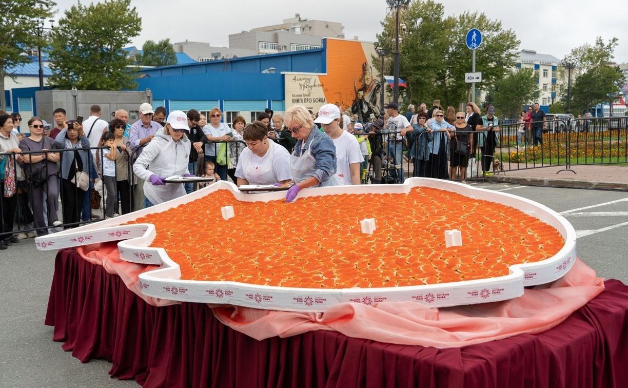 350 кг икры съели за 10 лет гости фестиваля "Остров-рыба" в Южно-Сахалинске