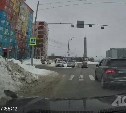 Владельца Mercedes-Benz, вытолкнувшего авто на встречку, разыскивают в Южно-Сахалинске