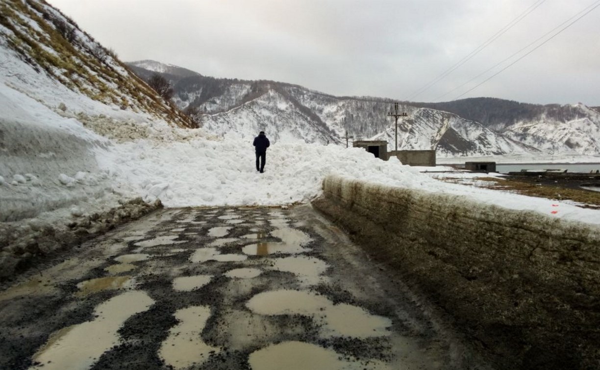 В Ясноморском на автодорогу сошла лавина