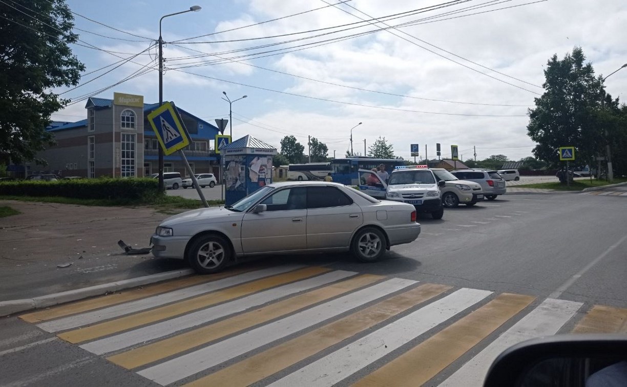 Toyota Vista снесла дорожный знак в Аниве