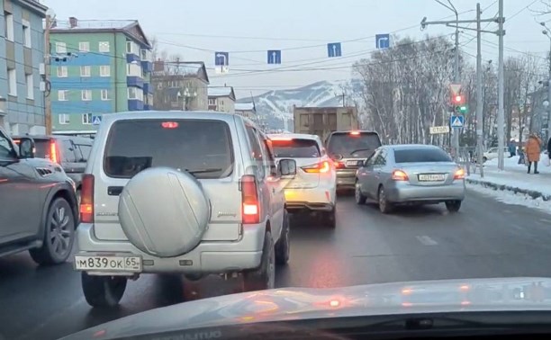 "Всё равно ты олень": на дороге в Южно-Сахалинске восстала старая разметка, водители растерялись 