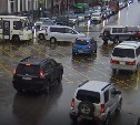 "Догнал со второго раза": появилось видео нелепого ДТП у универмага "Сахалин"