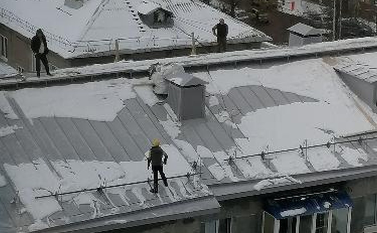 Очевидец: рабочие в Южно-Сахалинске ремонтировали скользкую крышу пятиэтажки без страховки