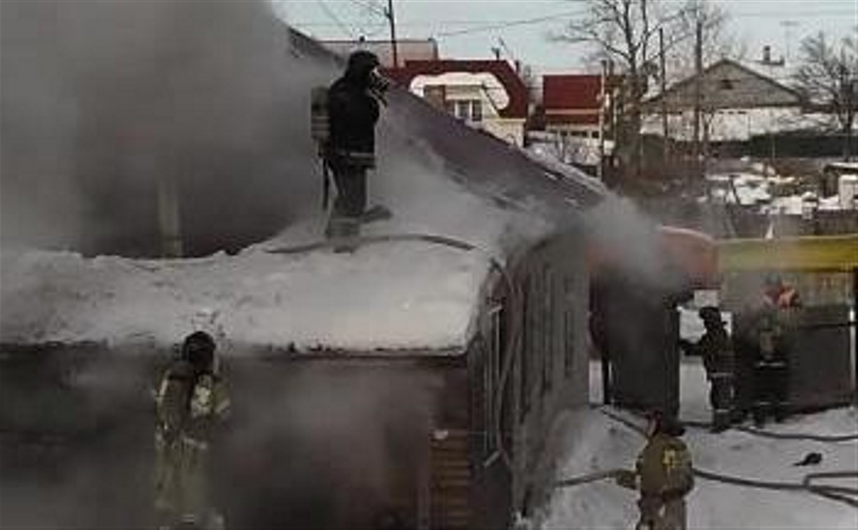 Пожар в частном доме тушат в Южно-Сахалинске