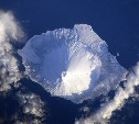 Космонавт показал, как выглядит макушка самого высокого вулкана на Курилах
