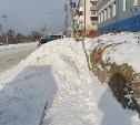 Коммунальщики в Холмске завалили снегом тротуар, ведущий к зданию соцзащиты
