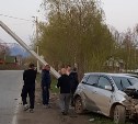 Toyota Ist снесла опору освещения в Южно-Сахалинске