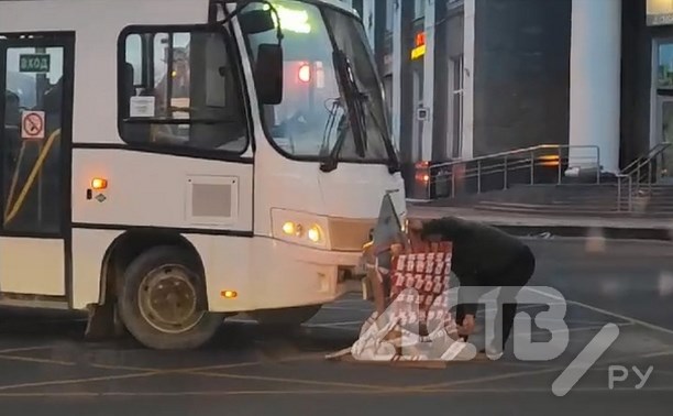 Автобус в Южно-Сахалинске снёс установленное посреди перекрёстка ограждение у люка