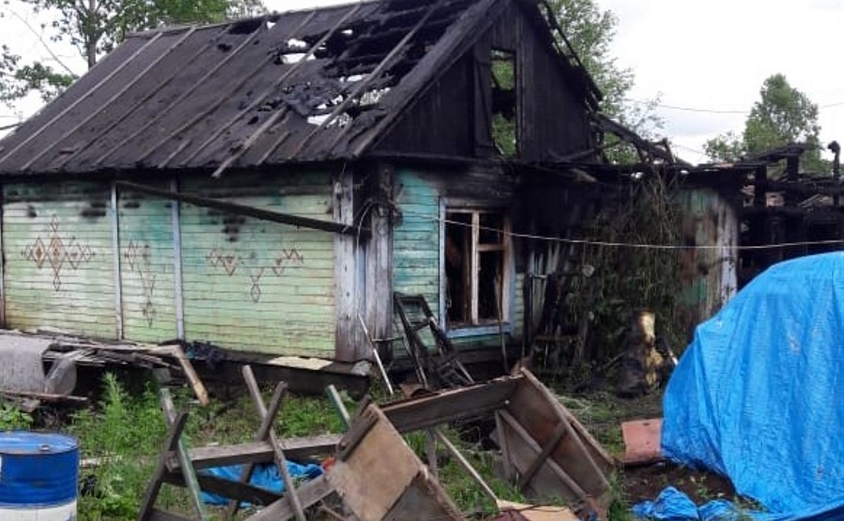 Четырнадцать пожарных тушили жилой дом в Смирных