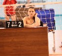 Шесть команд спорят за победу в блиц-турнире по волейболу в формате «4 на 4» 