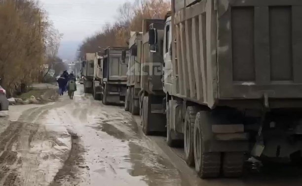Очевидец: большегрузы вновь месят грязь на улице Украинской в Южно-Сахалинске