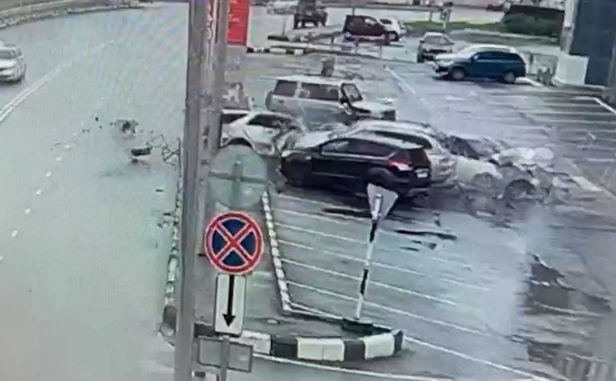 Появилось видео момента аварии у "Армроса" в Южно-Сахалинске 
