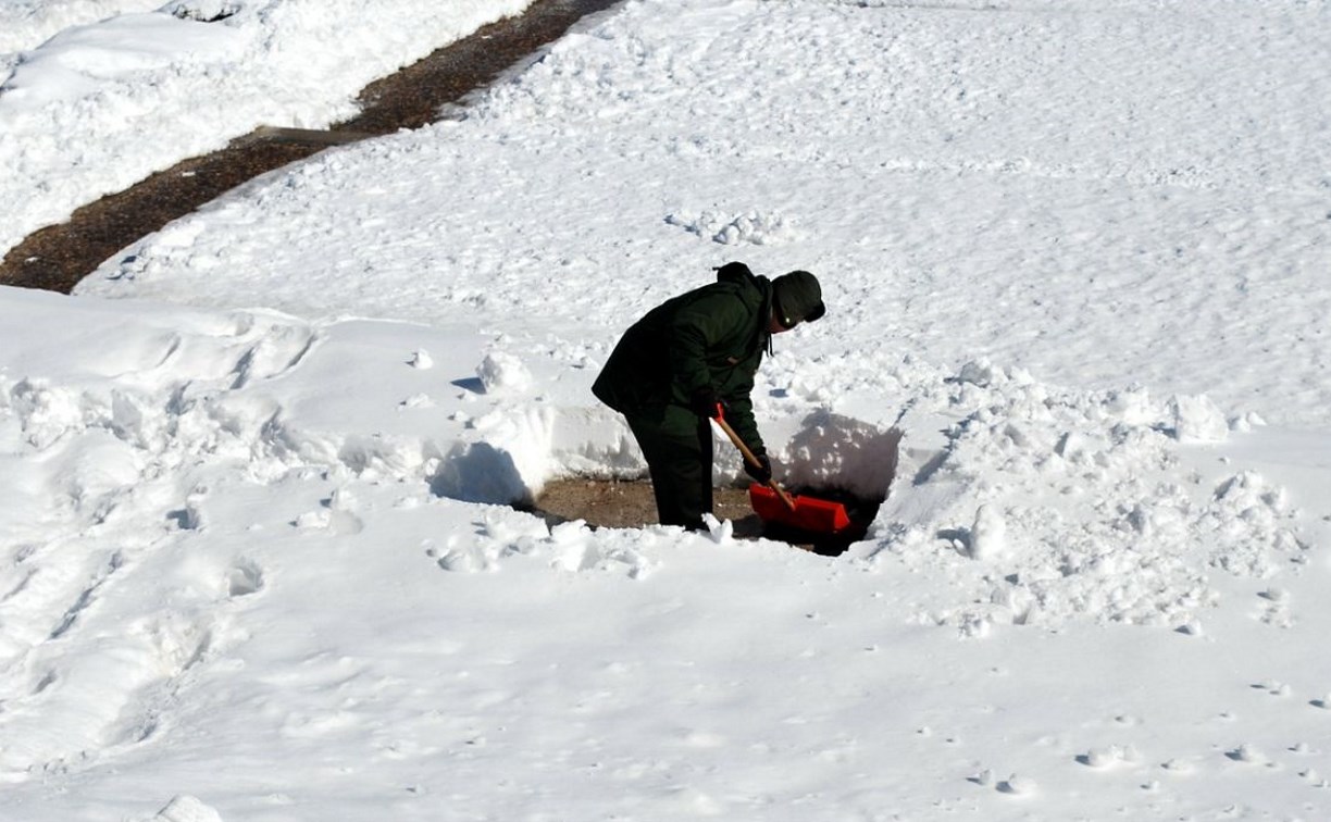Штрафы до 300 тысяч рублей и отзыв лицензии грозят сахалинским УК за снег во дворах