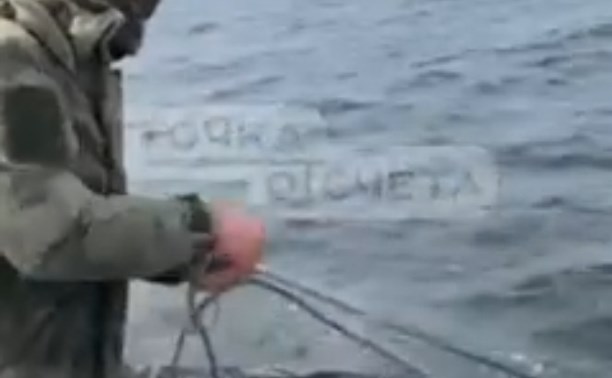 Сеть порезали, размахивали ножами: в Поронайске произошел конфликт между рыбаками и неизвестными в масках