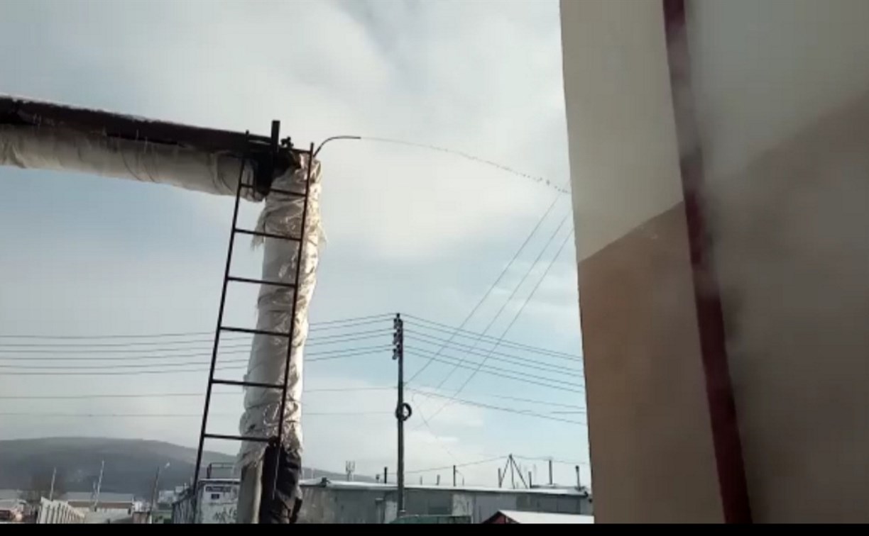 Кипяток заливает стену одного из домов в Южно-Сахалинске