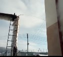 Кипяток заливает стену одного из домов в Южно-Сахалинске