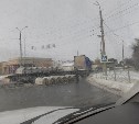 Бетонные блоки рухнули с прицепа на проезжую часть в Южно-Сахалинске