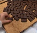 Южно-сахалинские студенты попробовали конфеты прямо с конвейера (ФОТО)