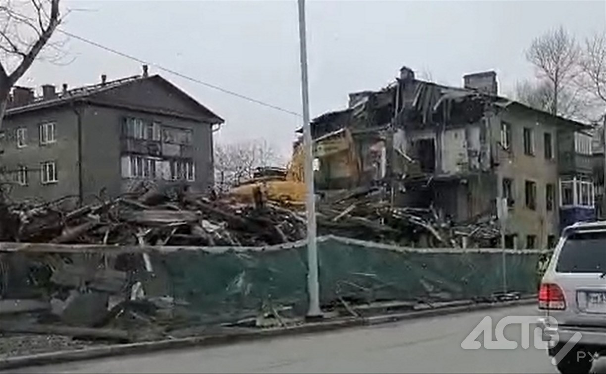 "Наконец-то": в Южно-Сахалинске приступили к сносу "самых страшных многоэтажек"