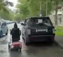 Женщина-инвалид, презрев ПДД, разъезжает по дорогам Южно-Сахалинска на электроколяске