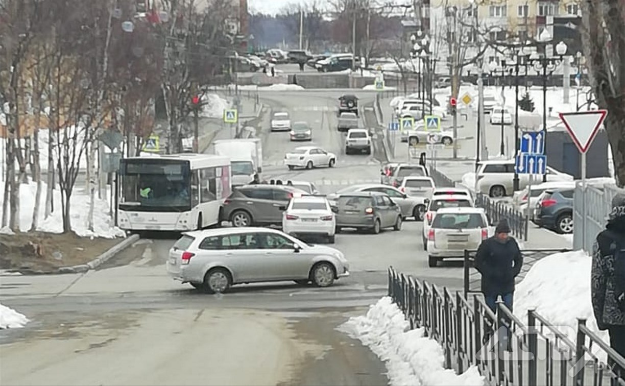 Автобус и легковые автомобили столкнулись в Корсакове