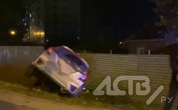 Автомобиль улетел после столкновения в забор в Южно-Сахалинске
