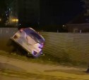 Автомобиль улетел после столкновения в забор в Южно-Сахалинске