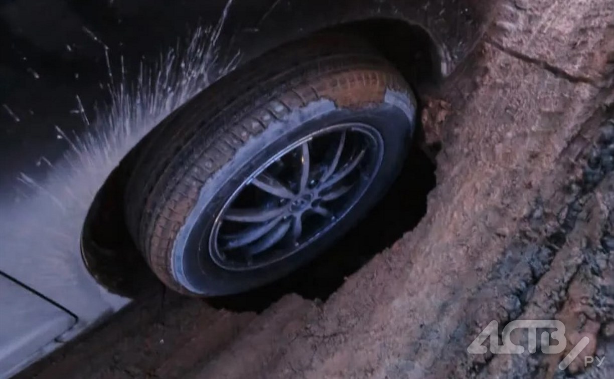 Колесо автомобиля провалилось в 50-сантиметровую яму в Южно-Сахалинске