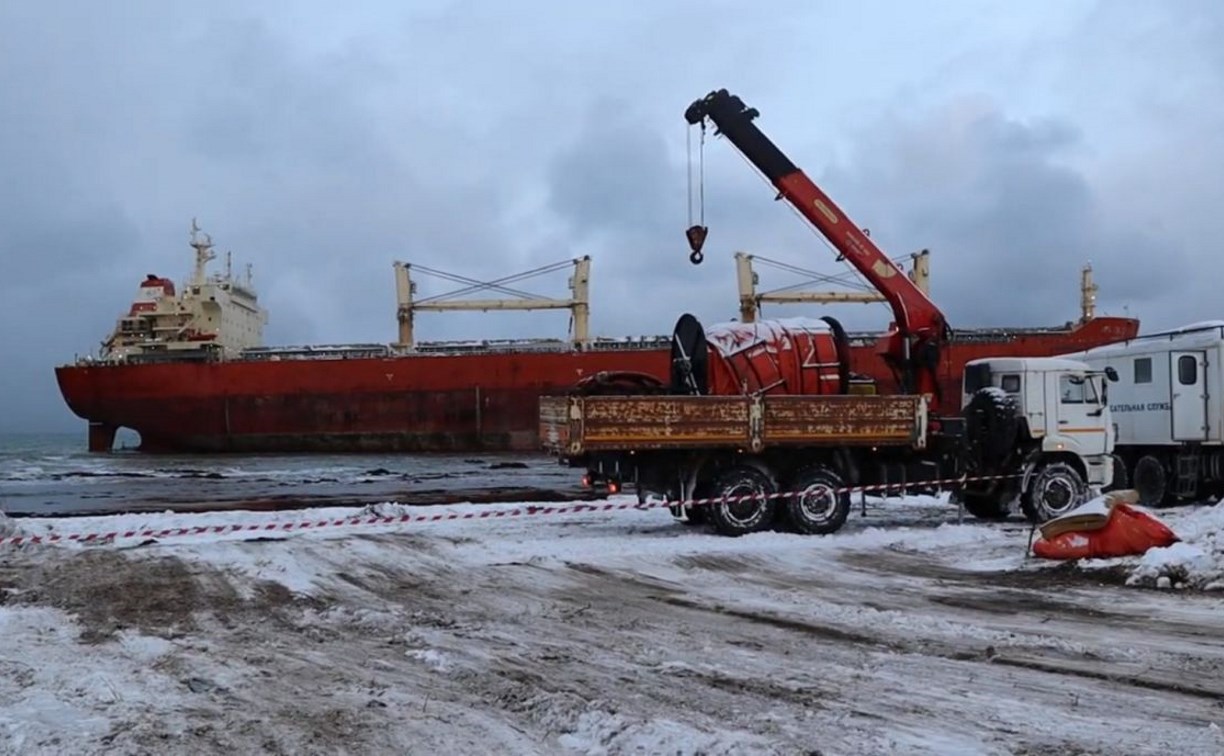 Водолазы осмотрят левый борт севшего на мель китайского судна у побережья Сахалина