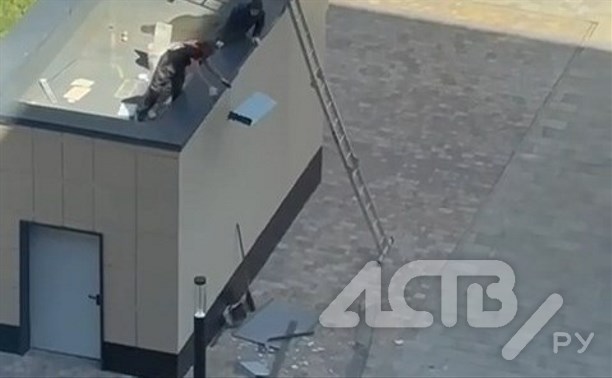 Могло на голову прилететь: рабочий кидал стройматериалы с крыши парковки в Южно-Сахалинске